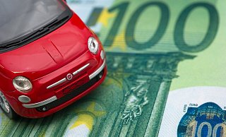 Der Autoverkäufer aus dem Kreis Gütersloh händigte der Frau aus Trier neben ihren persönlichen Gegenständen auch den fünfstelligen Bargeldbetrag aus. - Verwendung weltweit Der Autoverkäufer aus dem Kreis Gütersloh händigte der Frau aus Trier neben ihren persönlichen Gegenständen auch den fünfstelligen Bargeldbetrag aus. - Verwendung weltweit