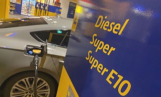 Am 1. Januar erhöht sich die Abgabe auf das Klimagas CO2. Das wirkt sich auf den Spritpreis an der Tankstelle aus. - picture alliance / SVEN SIMON Am 1. Januar erhöht sich die Abgabe auf das Klimagas CO2. Das wirkt sich auf den Spritpreis an der Tankstelle aus. - picture alliance / SVEN SIMON