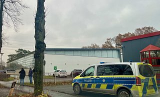 Eltern konnten die OGS-Kinder aufgrund des Polizeieinsatzes nicht direkt an der Hövelhofer Mühlenschule abholen. Auch die Sporthalle (l.) war gesperrt. Die Jungen und Mädchen wurden in einer nahen Reithalle betreut. - Jens Reddeker Eltern konnten die OGS-Kinder aufgrund des Polizeieinsatzes nicht direkt an der Hövelhofer Mühlenschule abholen. Auch die Sporthalle (l.) war gesperrt. Die Jungen und Mädchen wurden in einer nahen Reithalle betreut. - Jens Reddeker