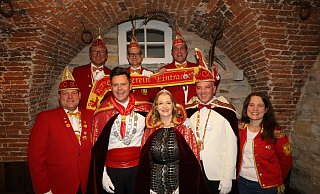 Begeistert vom Delbrücker Eintracht-Karneval sind der Vorsitzende Bernd Austerschmidt (vorne v. l.), das Kranzkönigspaar Thomas Michna-Sundermeier und Anke Sundermeier, Prinz Oliver I. Scheer, Sarah Knapp vom Frauenelferrat, (hinten v.l.) der zweite Vorsitzende Lars Rodewald, Vize-Präsident Ralf Brüggenthies und Präsident Peter Hartmann. - Regina Brucksch Begeistert vom Delbrücker Eintracht-Karneval sind der Vorsitzende Bernd Austerschmidt (vorne v. l.), das Kranzkönigspaar Thomas Michna-Sundermeier und Anke Sundermeier, Prinz Oliver I. Scheer, Sarah Knapp vom Frauenelferrat, (hinten v.l.) der zweite Vorsitzende Lars Rodewald, Vize-Präsident Ralf Brüggenthies und Präsident Peter Hartmann. - Regina Brucksch