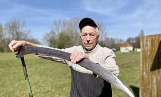 Gerhard Stoß auf seinem Grundstück an der Kupferstraße mit seiner französischen Sense. - Stefan Becker Gerhard Stoß auf seinem Grundstück an der Kupferstraße mit seiner französischen Sense. - Stefan Becker