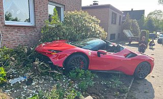 Bei dem roten Ferrari mit Kölner Kennzeichen handelt es sich um ein Kundenfahrzeug. - Thorsten Heß Bei dem roten Ferrari mit Kölner Kennzeichen handelt es sich um ein Kundenfahrzeug. - Thorsten Heß