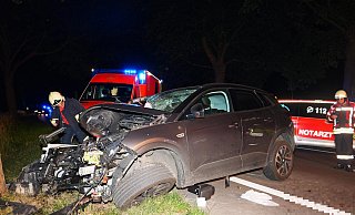 Beide Insassen dieses Opel Grandland X wurden am späten Donnerstagbend so schwer verletzt, dass Lebensgefahr nicht ausgeschlossen ist. - Ralph Meyer Beide Insassen dieses Opel Grandland X wurden am späten Donnerstagbend so schwer verletzt, dass Lebensgefahr nicht ausgeschlossen ist. - Ralph Meyer