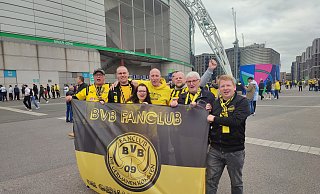 Julian Pühse (r.) mit dem "BVB Fanclub – Die Germanen kommen" vor dem Wembley Stadion in London. - privat Julian Pühse (r.) mit dem "BVB Fanclub – Die Germanen kommen" vor dem Wembley Stadion in London. - privat