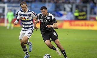 Arminia Bielefelds Nassim Boujellab (r.) behauptet sich gegen Duisburgs Caspar Jander. Gegen den FC Ingolstadt muss der DSC auf den 24-Jährigen wegen einer Gelbsperre verzichten. - IMAGO/Beautiful Sports Arminia Bielefelds Nassim Boujellab (r.) behauptet sich gegen Duisburgs Caspar Jander. Gegen den FC Ingolstadt muss der DSC auf den 24-Jährigen wegen einer Gelbsperre verzichten. - IMAGO/Beautiful Sports