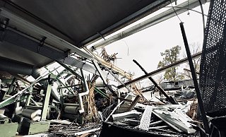 Die Aufräumarbeiten bei Delius nach dem Brand in einer Fabrikhalle in Jöllenbeck haben begonnen. - Stefan Becker Die Aufräumarbeiten bei Delius nach dem Brand in einer Fabrikhalle in Jöllenbeck haben begonnen. - Stefan Becker