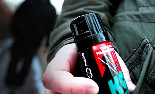 Die rasend wütende Frau zückte nun ihr Pfefferspray und drückte gleich mehrmals los. - Symbolfoto: Gerald Dunkel Die rasend wütende Frau zückte nun ihr Pfefferspray und drückte gleich mehrmals los. - Symbolfoto: Gerald Dunkel