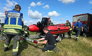 Schon wieder ließ die Feuerwehr Sassenberg ihr Boot zu Wasser, um sich das Ausmaß des Fischsterbens in Sassenberg anzusehen. - Achivfoto: Feuerwehr Sassenberg Schon wieder ließ die Feuerwehr Sassenberg ihr Boot zu Wasser, um sich das Ausmaß des Fischsterbens in Sassenberg anzusehen. - Achivfoto: Feuerwehr Sassenberg