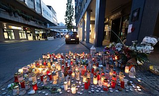 Blumen und Kerzen lagen im Mai am Ort der Gewalttat an der Marienstraße. - Niklas Tüns Blumen und Kerzen lagen im Mai am Ort der Gewalttat an der Marienstraße. - Niklas Tüns