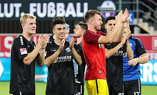 Die SCP-Spieler (vorne v. l.) Mattes Hansen, Niclas Nadj und Ersatztorwart Pelle Boevink bedanken sich nach dem 2:1-Heimsieg gegen Wiesbaden bei den Fans. - Imago Images Die SCP-Spieler (vorne v. l.) Mattes Hansen, Niclas Nadj und Ersatztorwart Pelle Boevink bedanken sich nach dem 2:1-Heimsieg gegen Wiesbaden bei den Fans. - Imago Images