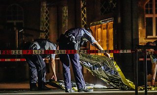 Polizeibeamte legen Folien über den Tatort. Sie versuchen damit die Spuren der Tat vor dem nächtlichen Regen zu schützen. - Paul Brinkmann Polizeibeamte legen Folien über den Tatort. Sie versuchen damit die Spuren der Tat vor dem nächtlichen Regen zu schützen. - Paul Brinkmann