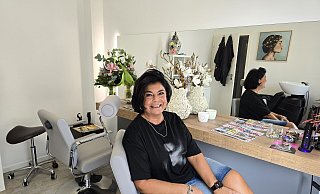 Die Wertheraner Frisörin Aynur Ferah hat sich einen Salon in ihre Wohnung gebaut. - Silke Derkum-Homburg Die Wertheraner Frisörin Aynur Ferah hat sich einen Salon in ihre Wohnung gebaut. - Silke Derkum-Homburg