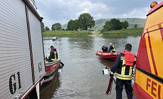 Die Feuerwehr Höxter war am Sonntag drei Stunden lang mit drei Booten auf der Suche - bislang ohne Erfolg. - FFW Höxter Die Feuerwehr Höxter war am Sonntag drei Stunden lang mit drei Booten auf der Suche - bislang ohne Erfolg. - FFW Höxter