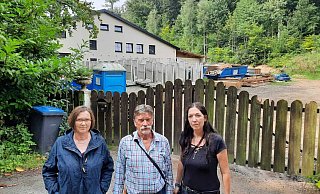 Birgit Lutzer (r.), Hartmut Lüker und Andrea Groß vom BUND zeigen von außen die Bauarbeiten auf der Wertheraner Reitsportanlage nahe Kirchdornberg. - Jonas Damme Birgit Lutzer (r.), Hartmut Lüker und Andrea Groß vom BUND zeigen von außen die Bauarbeiten auf der Wertheraner Reitsportanlage nahe Kirchdornberg. - Jonas Damme