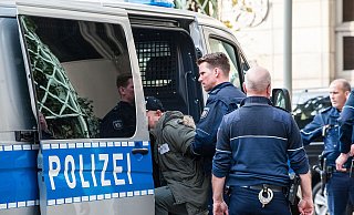 Immer wieder muss die Polizei rund um den Kesselbrink eingreifen. Im Fall des aktuellen Pfefferspray-Angriffs konnten die Beamten keinen Täter mehr ausfindig machen. - Christian Mathiesen Immer wieder muss die Polizei rund um den Kesselbrink eingreifen. Im Fall des aktuellen Pfefferspray-Angriffs konnten die Beamten keinen Täter mehr ausfindig machen. - Christian Mathiesen