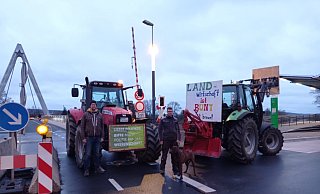Jens Winkelhahn (27, l.) und Carlos Maßmann (21), beide aus Ovenhausen, an der Höxteraner Weserbrücke. Maßmann arbeitet im elterlichen Betrieb (Nebenerwerb) mit, ist hauptberuflich Schlosser. Winkelhahn ist ebenfalls im elterlichen Betrieb, einem landwirtschaftlichen Lohnunternehmen, tätig. - Michaela Bast Jens Winkelhahn (27, l.) und Carlos Maßmann (21), beide aus Ovenhausen, an der Höxteraner Weserbrücke. Maßmann arbeitet im elterlichen Betrieb (Nebenerwerb) mit, ist hauptberuflich Schlosser. Winkelhahn ist ebenfalls im elterlichen Betrieb, einem landwirtschaftlichen Lohnunternehmen, tätig. - Michaela Bast