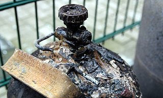 Die Feuerwehr fand beim Löschen des brennenden Autos mehrere Gasflaschen im Kofferraum, die schnellstmöglich heruntergekühlt werden mussten. - Jens Reichenbach Die Feuerwehr fand beim Löschen des brennenden Autos mehrere Gasflaschen im Kofferraum, die schnellstmöglich heruntergekühlt werden mussten. - Jens Reichenbach