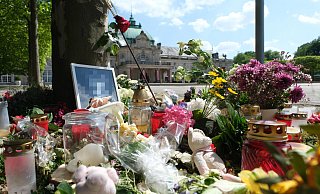 Vor den Kurhausterrassen haben Menschen Blumen und Andenken an Philipos niedergelegt. - Ulf Hanke Vor den Kurhausterrassen haben Menschen Blumen und Andenken an Philipos niedergelegt. - Ulf Hanke
