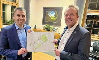 Partner für das Zukunftsprojekt am Airport sind Chefs-Culinar-Geschäftsführer Christian Moll (r.) und Bürens Bürgermeister Burkhard Schwuchow. Beim NW-Gespräch im Amtszimmer des Rathauschefs zeigen sie die neue Planungsskizze. - Jens Reddeker Partner für das Zukunftsprojekt am Airport sind Chefs-Culinar-Geschäftsführer Christian Moll (r.) und Bürens Bürgermeister Burkhard Schwuchow. Beim NW-Gespräch im Amtszimmer des Rathauschefs zeigen sie die neue Planungsskizze. - Jens Reddeker