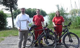 Mit der Auszeichnung Leuchtturmprojekt und den neuen Einsatzfahrrädern (v. l.) Sascha Gödecke (Leiter Kommunalmanagement Westfalen Weser), Timon Brockmeyer (stellvertrender technischer Leiter Einsatz DLRG Ortsgruppe Paderborn), Sophie Bergelt (Jugendvorstand DLRG Paderborn). - Lisa Richter Mit der Auszeichnung Leuchtturmprojekt und den neuen Einsatzfahrrädern (v. l.) Sascha Gödecke (Leiter Kommunalmanagement Westfalen Weser), Timon Brockmeyer (stellvertrender technischer Leiter Einsatz DLRG Ortsgruppe Paderborn), Sophie Bergelt (Jugendvorstand DLRG Paderborn). - Lisa Richter
