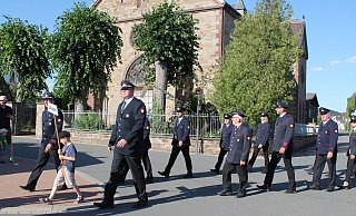 Der Umzug durch das Weserdorf war lang: Die Löschgruppe Würgassen (hier im Bild) konnte zahlreiche andere Wehren, Kinder- und Jugendfeuerwehren und Abordnungen der örtlichen Vereine begrüßen. - Manuela Puls Der Umzug durch das Weserdorf war lang: Die Löschgruppe Würgassen (hier im Bild) konnte zahlreiche andere Wehren, Kinder- und Jugendfeuerwehren und Abordnungen der örtlichen Vereine begrüßen. - Manuela Puls