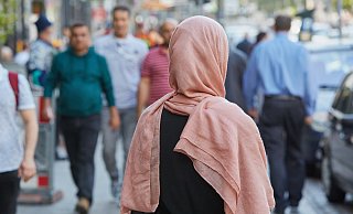 Schülerinnen und Referendarinnen, die Kopftuch tragen, machten Rassismuserfahrungen, so die Forscherin. - dpa Schülerinnen und Referendarinnen, die Kopftuch tragen, machten Rassismuserfahrungen, so die Forscherin. - dpa