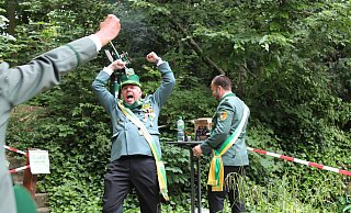 Der neue Schloß Neuhäuser Schützenkönig Markus Pollmeier bejubelt seinen Sieg unmittelbar nach dem finalen Schuss. - Moritz Jülich Der neue Schloß Neuhäuser Schützenkönig Markus Pollmeier bejubelt seinen Sieg unmittelbar nach dem finalen Schuss. - Moritz Jülich