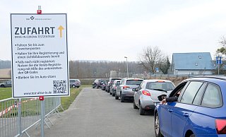 Vor dem Blasheimer Testzentrum waren lange Schlangen - ähnlich wie hier, bei dieser Aufnahme vor einigen Monaten. - (Archivbild): Heike von Schulz Vor dem Blasheimer Testzentrum waren lange Schlangen - ähnlich wie hier, bei dieser Aufnahme vor einigen Monaten. - (Archivbild): Heike von Schulz