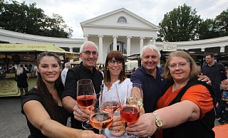 Anstoß zum Weinfest: Angelina Kappler (Weingut Weyl), Wigbert Feser (Weingut Feser), Steffi Balz (Weingut Balz), Organisator Friedrich Kirchner und Annette Feser (Weingut Feser). - Ulf Hanke Anstoß zum Weinfest: Angelina Kappler (Weingut Weyl), Wigbert Feser (Weingut Feser), Steffi Balz (Weingut Balz), Organisator Friedrich Kirchner und Annette Feser (Weingut Feser). - Ulf Hanke