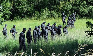 Eine Hundertschaft sucht im Rückhaltebecken nach der Tatwaffe. Sie finden sie aber nicht. Die Täter haben sie in die Pader geworfen, heißt es später im Prozess. - Marc Koeppelmann Eine Hundertschaft sucht im Rückhaltebecken nach der Tatwaffe. Sie finden sie aber nicht. Die Täter haben sie in die Pader geworfen, heißt es später im Prozess. - Marc Koeppelmann