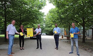 Michael Scholz(l.) und Dirk Hinke (r.) freuen sich über die Unterstützung durch zahlreiche Sponsoren. Dazu gehören Lena Barthelheimer (Stiftung der Sparkasse Herford), Kay-Uwe Schneider (Westfalica, Wirtschaftsclub) und Domik Darf (Creditreform Herford&Minden). - Heidi Froreich Michael Scholz(l.) und Dirk Hinke (r.) freuen sich über die Unterstützung durch zahlreiche Sponsoren. Dazu gehören Lena Barthelheimer (Stiftung der Sparkasse Herford), Kay-Uwe Schneider (Westfalica, Wirtschaftsclub) und Domik Darf (Creditreform Herford&Minden). - Heidi Froreich