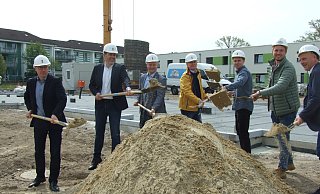 Beim offiziellen Spatenstich waren Klaus Hagemeier (Vorstand Stadtwerke Espelkamp v. l.), Sascha Golnik (Geschäftsführer Aufbaugemeinschaft Espelkamp), Henning Vieker (Bürgermeister Stadt Espelkamp), Andreas Durczok, Andreas Ens (beide Architekten der Aufbaugemeinschaft Espelkamp), Arne Niemann (Baugeschäft Niemann) und Arthur Wall (Ortsvorsteher) dabei. - Karsten Schulz Beim offiziellen Spatenstich waren Klaus Hagemeier (Vorstand Stadtwerke Espelkamp v. l.), Sascha Golnik (Geschäftsführer Aufbaugemeinschaft Espelkamp), Henning Vieker (Bürgermeister Stadt Espelkamp), Andreas Durczok, Andreas Ens (beide Architekten der Aufbaugemeinschaft Espelkamp), Arne Niemann (Baugeschäft Niemann) und Arthur Wall (Ortsvorsteher) dabei. - Karsten Schulz