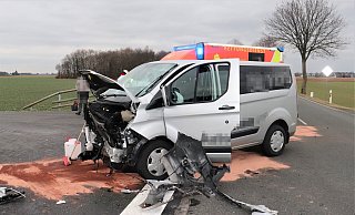 Drei Schwerverletzte und vier Leichtverletzte sind die Bilanz der Kollision des Schüler-Kleinbusses mit dem Kombi. - Polizei Paderborn Drei Schwerverletzte und vier Leichtverletzte sind die Bilanz der Kollision des Schüler-Kleinbusses mit dem Kombi. - Polizei Paderborn