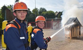 Wasser marsch: Die Jugendfeuerwehr Höxter begeistert mit einer spektakulären Schauübung. - Thomas Kube Wasser marsch: Die Jugendfeuerwehr Höxter begeistert mit einer spektakulären Schauübung. - Thomas Kube