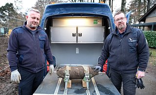 Die Bomben-Entschärfer Peter Asmussen (l.) und Horst Schöwe mit ihrem neuesten Fund. Den Weg nach Gütersloh kennt der Kampfmittelräumdienst inzwischen hinlänglich. - Andreas Frücht Die Bomben-Entschärfer Peter Asmussen (l.) und Horst Schöwe mit ihrem neuesten Fund. Den Weg nach Gütersloh kennt der Kampfmittelräumdienst inzwischen hinlänglich. - Andreas Frücht