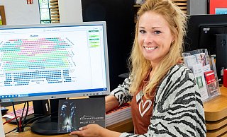 Mariana Klose gehört zum Team, das die Theaterfreunde im Theaterbüro in der Stadtbibliothek berät. Dort ist der freie Verkauf der Einzelkarten gut angelaufen. Foto: Ralf Bittner - Ralf Bittner Mariana Klose gehört zum Team, das die Theaterfreunde im Theaterbüro in der Stadtbibliothek berät. Dort ist der freie Verkauf der Einzelkarten gut angelaufen. Foto: Ralf Bittner - Ralf Bittner