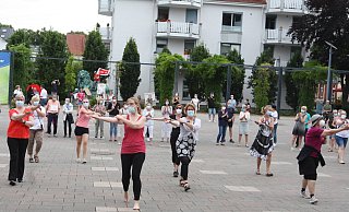 Eine öffentliche Therapiestunde hielten viele Angestellte des MZG auf dem Rathausplatz in Bad Lippspringe ab, um so auf ihren Kampf für den Tariflohn aufmerksam zu machen. - Uwe Müller Eine öffentliche Therapiestunde hielten viele Angestellte des MZG auf dem Rathausplatz in Bad Lippspringe ab, um so auf ihren Kampf für den Tariflohn aufmerksam zu machen. - Uwe Müller