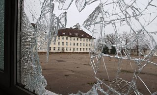 Zebrochene Fenster lassen den Blick von der ehemaligen Sporthalle auf das weitläufige Gelände der Hammersmith-Kaserne frei. - Susanne Blersch Zebrochene Fenster lassen den Blick von der ehemaligen Sporthalle auf das weitläufige Gelände der Hammersmith-Kaserne frei. - Susanne Blersch