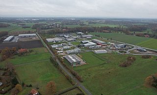 Die Stadt Rahden würde gern angrenzend an das Gewerbegebiet Rahden-Süd über die B239 hinweg in Richtung Espelkämper Feld (rechts) neue Fläche für Industrie ausweisen. Das lehnt die Bezirksregierung ab. - Torsten Hagemann Die Stadt Rahden würde gern angrenzend an das Gewerbegebiet Rahden-Süd über die B239 hinweg in Richtung Espelkämper Feld (rechts) neue Fläche für Industrie ausweisen. Das lehnt die Bezirksregierung ab. - Torsten Hagemann