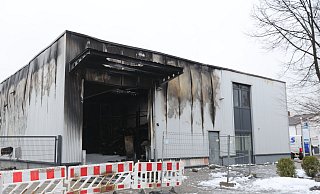 Am Morgen nach dem Brand ist das Ausmaß des Feuers sichtbar. Die Außenhülle ist verkohlt, im Inneren kaum noch etwas zu identifizieren. - Nicole Sielermann Am Morgen nach dem Brand ist das Ausmaß des Feuers sichtbar. Die Außenhülle ist verkohlt, im Inneren kaum noch etwas zu identifizieren. - Nicole Sielermann