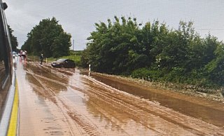 Die Bundesstraße 252 bei Brakel stand am Mittwochnachmittag knöcheltief unter Wasser und Schlamm. - Polizei Die Bundesstraße 252 bei Brakel stand am Mittwochnachmittag knöcheltief unter Wasser und Schlamm. - Polizei