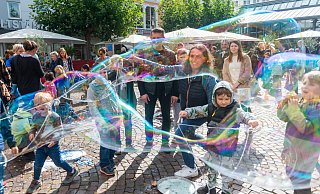 Erstmals gibt es auch Programm auf dem Alten Markt. Das AWO-Berufskolleg sorgt für ein seifenblasiges Vergnügen. - Ralf Bittner Erstmals gibt es auch Programm auf dem Alten Markt. Das AWO-Berufskolleg sorgt für ein seifenblasiges Vergnügen. - Ralf Bittner