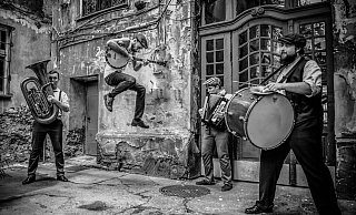 Traditionellen Punk der 30er Jahre aus Polen präsentiert die Band Hanba, die sicherlich die weiteste Anreise zu Freitag 18 hat. - Kulturgemeinschaft Dreiecksplatz Traditionellen Punk der 30er Jahre aus Polen präsentiert die Band Hanba, die sicherlich die weiteste Anreise zu Freitag 18 hat. - Kulturgemeinschaft Dreiecksplatz