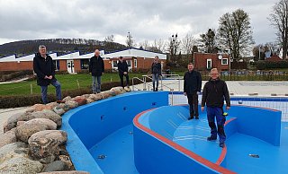 Christian Haase (v. l.), Hubertus Grimm, Uwe Lippenmeyer, Katharina Gauding (beide Bauamt der Stadt Beverungen), Matthias Goeken und Schwimmmeister Alexander Klaus im Beverunger Freibad. - Stadt Christian Haase (v. l.), Hubertus Grimm, Uwe Lippenmeyer, Katharina Gauding (beide Bauamt der Stadt Beverungen), Matthias Goeken und Schwimmmeister Alexander Klaus im Beverunger Freibad. - Stadt