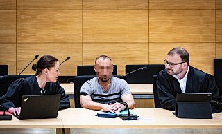 Vor Verhandlungsbeginn: Valery H. (Mitte) bespricht sich mit Verteidigerin Susanne Renner und Verteidiger Martin Mauntel. - NW Vor Verhandlungsbeginn: Valery H. (Mitte) bespricht sich mit Verteidigerin Susanne Renner und Verteidiger Martin Mauntel. - NW