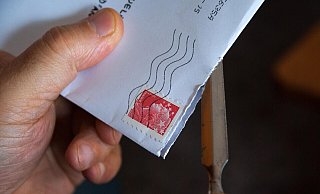 Ein Bielefelder lässt sich auf einen fragwürdigen Freundschaftsdienst ein - und fliegt auf. - Symbolfoto Ein Bielefelder lässt sich auf einen fragwürdigen Freundschaftsdienst ein - und fliegt auf. - Symbolfoto