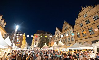 Sommernachtsstimmung wie im Süden beim Weinmarkt in Bielefeld: Die von innen beleuchteten Kuppeln der aufgestellten Pagodenzelte, bunte Lampions-Ketten, quer über den Alten Markt gespannt, ließen die historischen Häuserfronten in magischem Licht erscheinen. - Oliver Krato Sommernachtsstimmung wie im Süden beim Weinmarkt in Bielefeld: Die von innen beleuchteten Kuppeln der aufgestellten Pagodenzelte, bunte Lampions-Ketten, quer über den Alten Markt gespannt, ließen die historischen Häuserfronten in magischem Licht erscheinen. - Oliver Krato