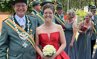 Ein strahlendes Königspaar entspannt nach dem Festumzug: Thorsten und Karoline Hoischen. - Susanne Göbel Ein strahlendes Königspaar entspannt nach dem Festumzug: Thorsten und Karoline Hoischen. - Susanne Göbel