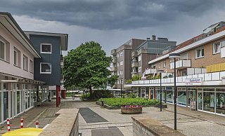 Der mutmaßliche Täter soll die beiden jungen Eltern mit dem Kinderwagen die Treppenstraße hinab bis zur Fußgängerbrücke am Ende dieser Passage verfolgt haben. - Symbolfoto: Sarah Jonek Der mutmaßliche Täter soll die beiden jungen Eltern mit dem Kinderwagen die Treppenstraße hinab bis zur Fußgängerbrücke am Ende dieser Passage verfolgt haben. - Symbolfoto: Sarah Jonek