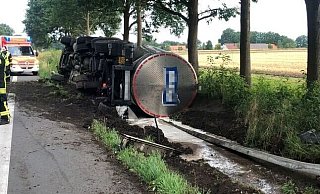Der umgekippte Milchtransporter. Bei dem Unfall sind auch größere Teile der Leitplanke beschädigt worden. - Feuerwehr Stemwede Der umgekippte Milchtransporter. Bei dem Unfall sind auch größere Teile der Leitplanke beschädigt worden. - Feuerwehr Stemwede